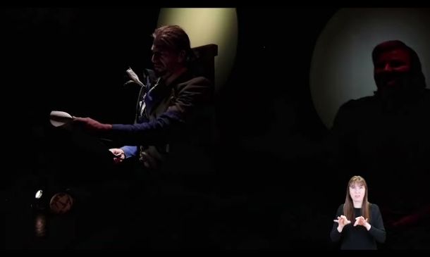 Spektakl „Gumiklyjza” stanowi trzecią i domykającą część opowieści o śląskich o…